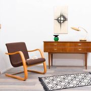 Enfilade/commode des années 1950 en noyer. Excellent état d'origine.
