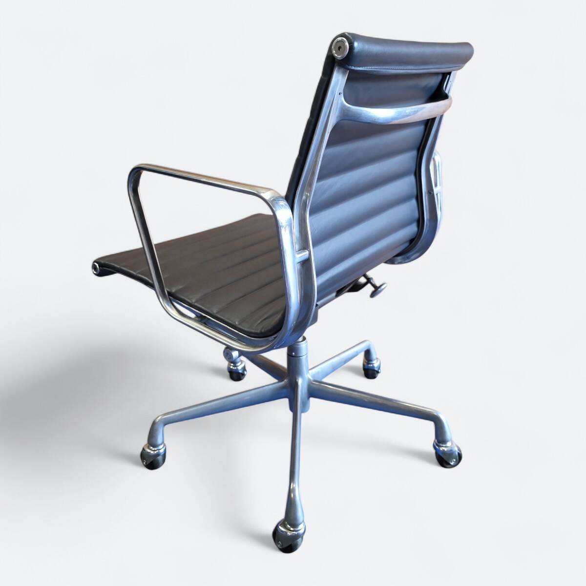 Navy Blue Herman Miller Original Eames EA335 Low Back Office Chair Castor b