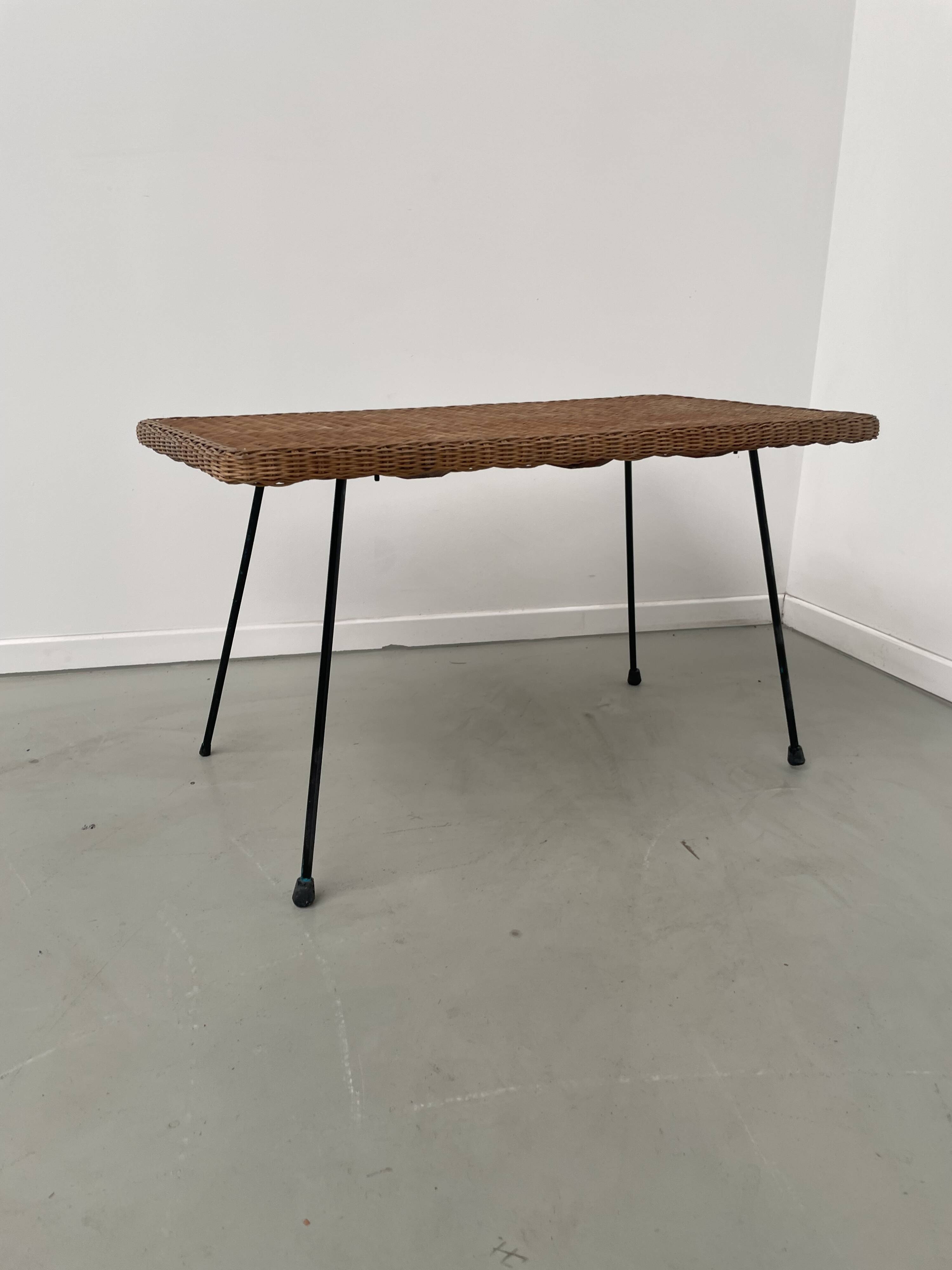 Table basse osier tressé et métal 1960