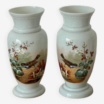 Paire de vases 19e en verre opaline signés