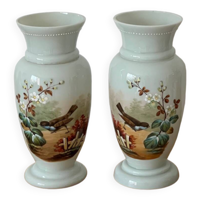 Paire de vases 19e en verre opaline signés