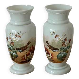 Paire de vases 19e en verre opaline signés