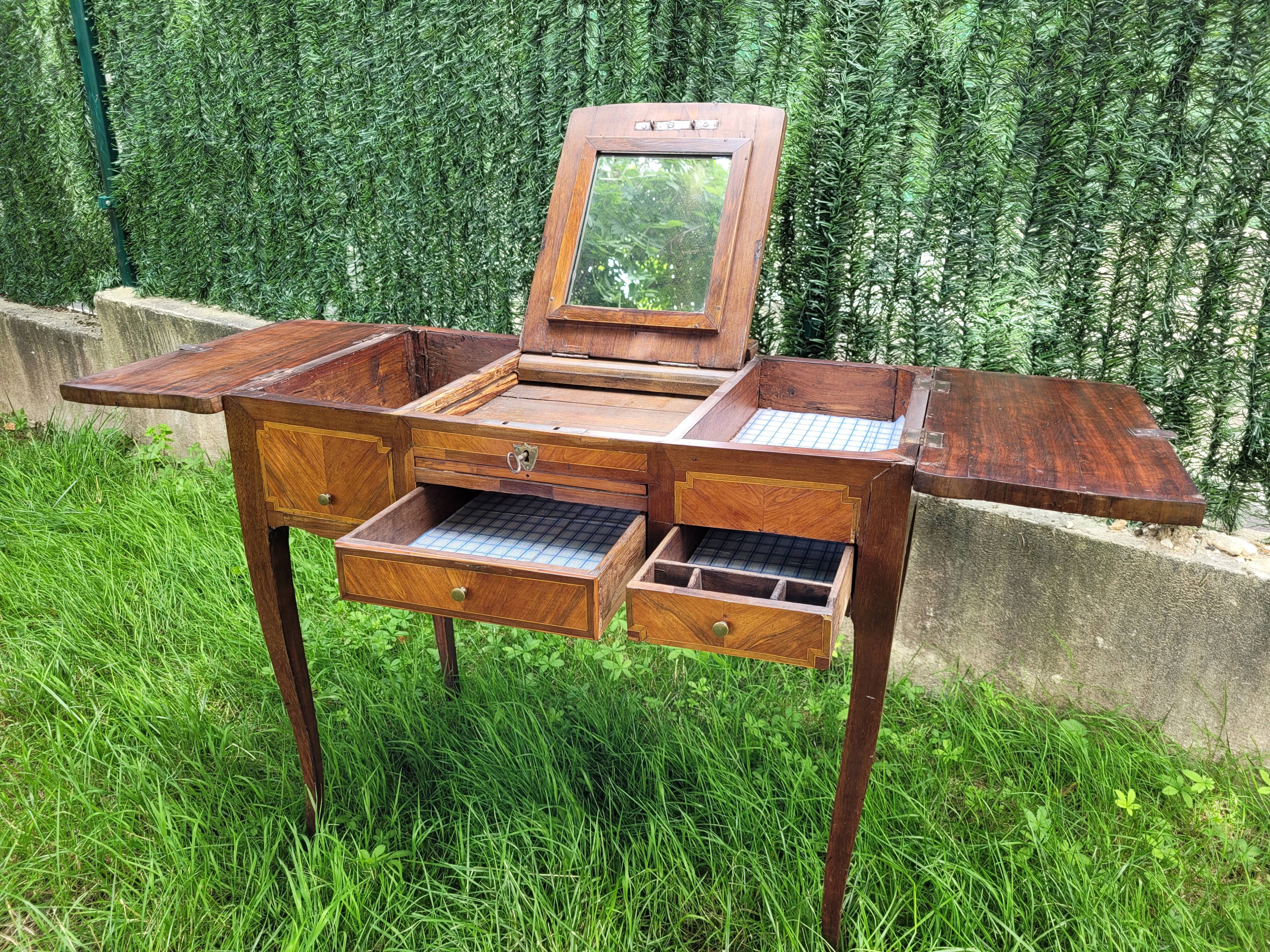 Coiffeuse d'époque louis xv en bois de plaquage