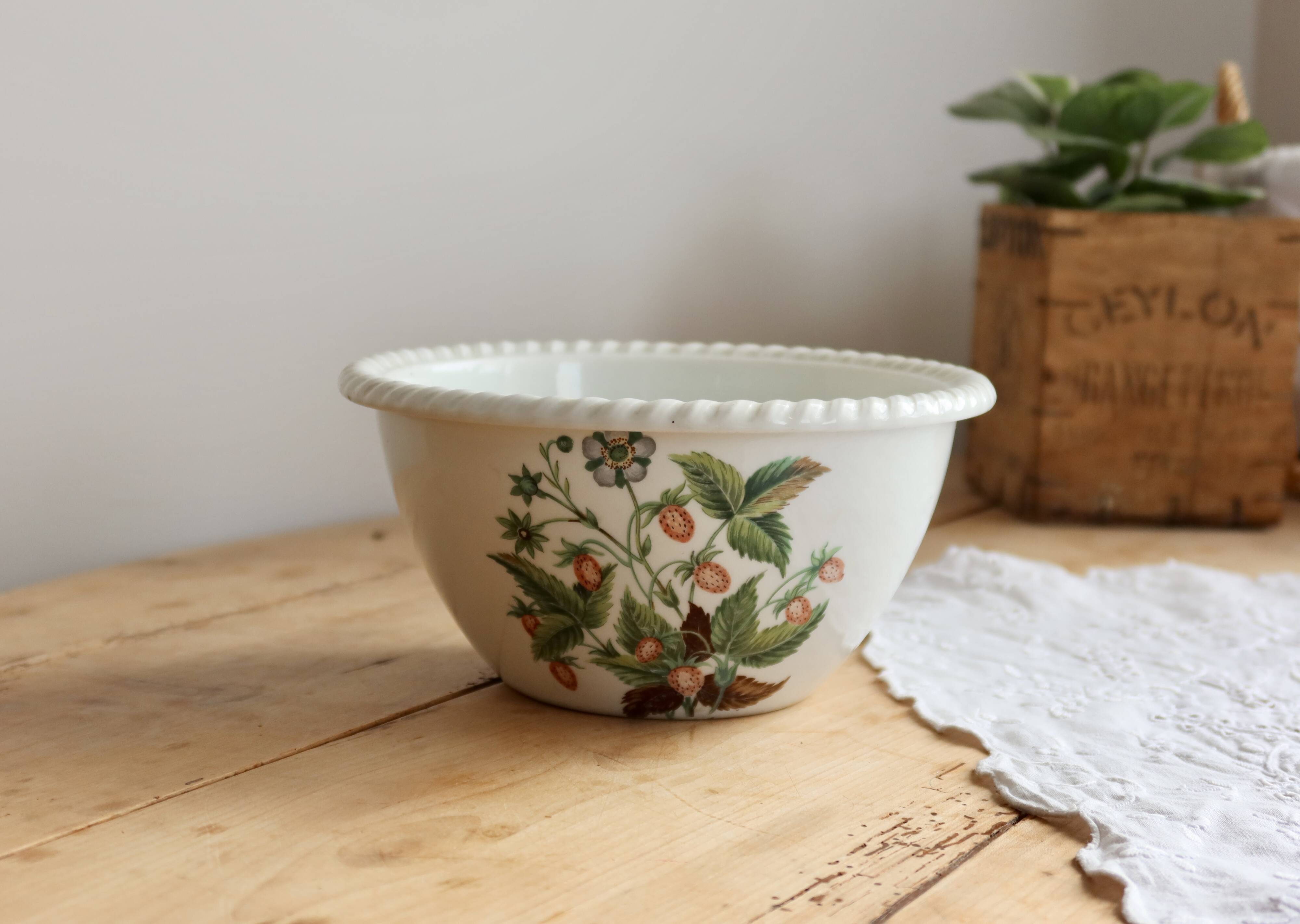 Vintage cache-pot in porcelain from Paris with a wild strawberry pattern.