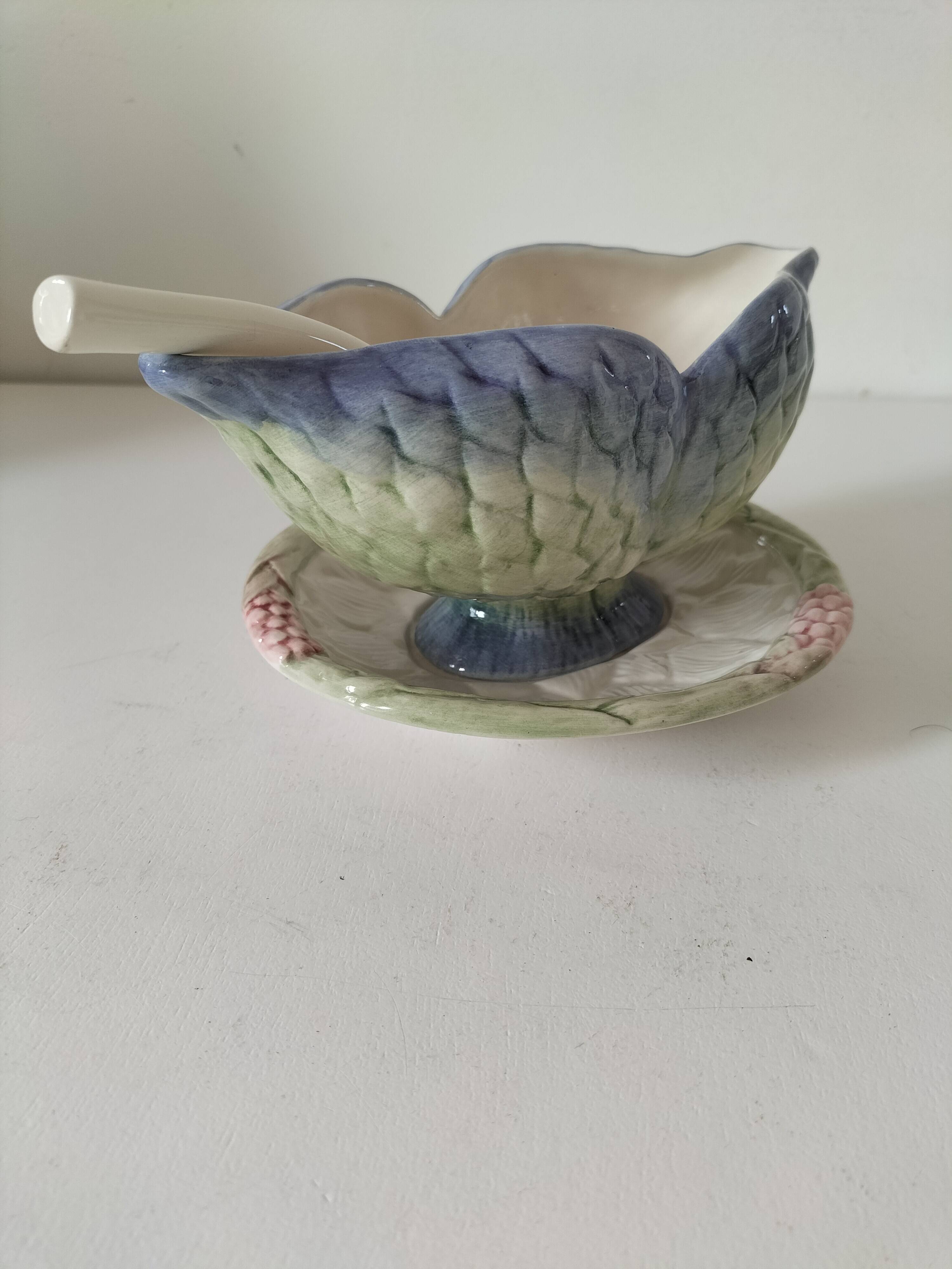 Saucière en barbotine fleurie Faianças Germano Portugal avec cuillère