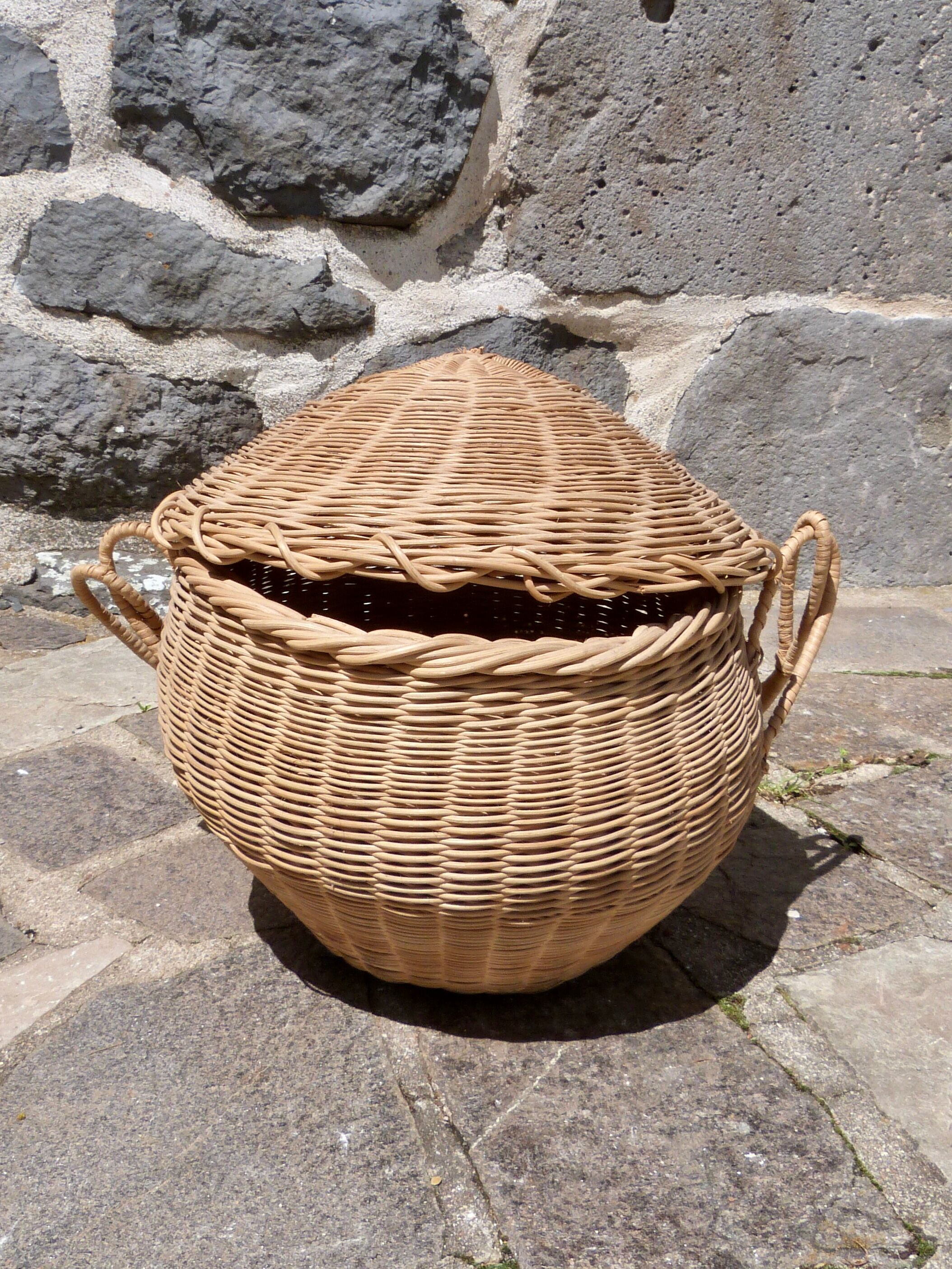 Round wicker basket with lid
