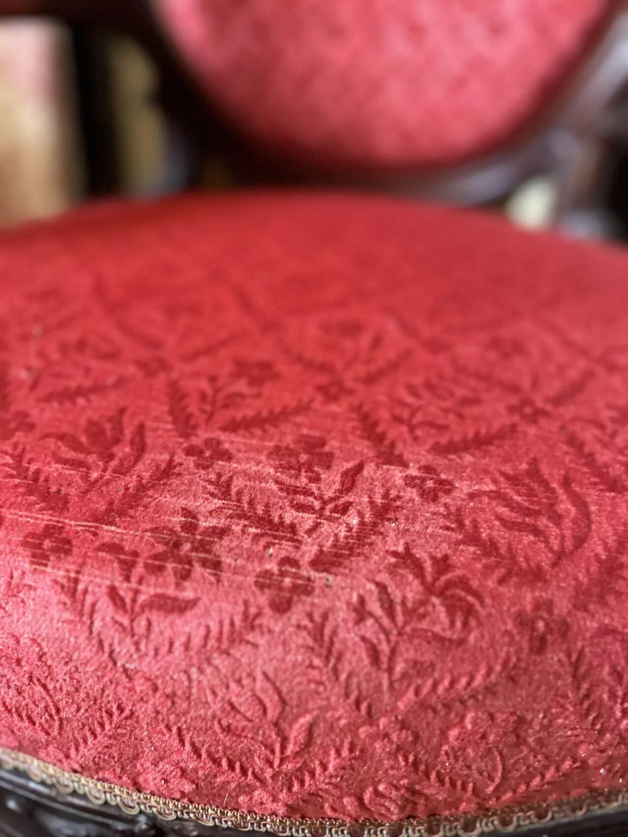 Napoleon III medallion armchair in carved wood and red velvet.