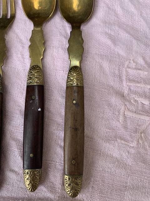 Set of 7 cutlery in wood and gilded and chiseled metal, cutlery for children, old and collectors