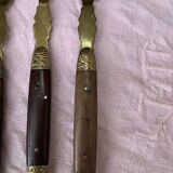 Lot de 7 couverts en bois et metal dore et ciselée, couverts pour enfants, anciens et collector