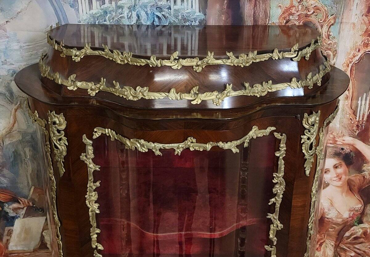 Vitrine galbée style Louis XV en marquéterie de bois précieux et bronzes do