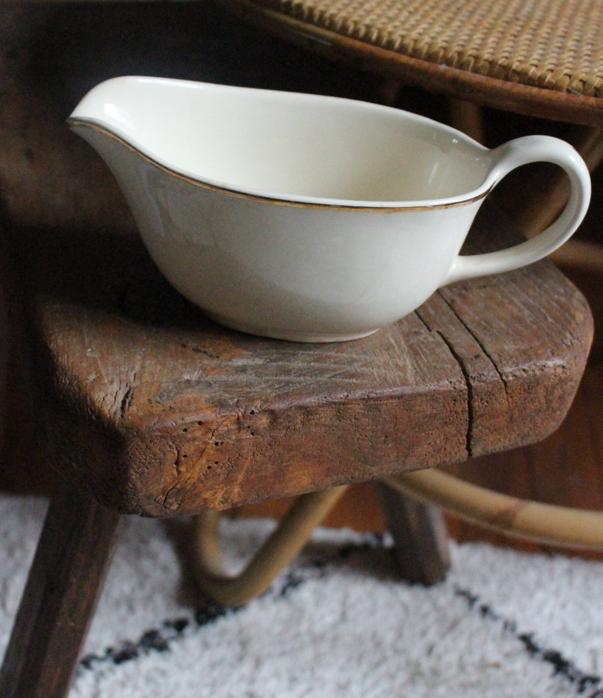 Ecru earthenware gravy boat with gilt trim by Villeroy & Boch