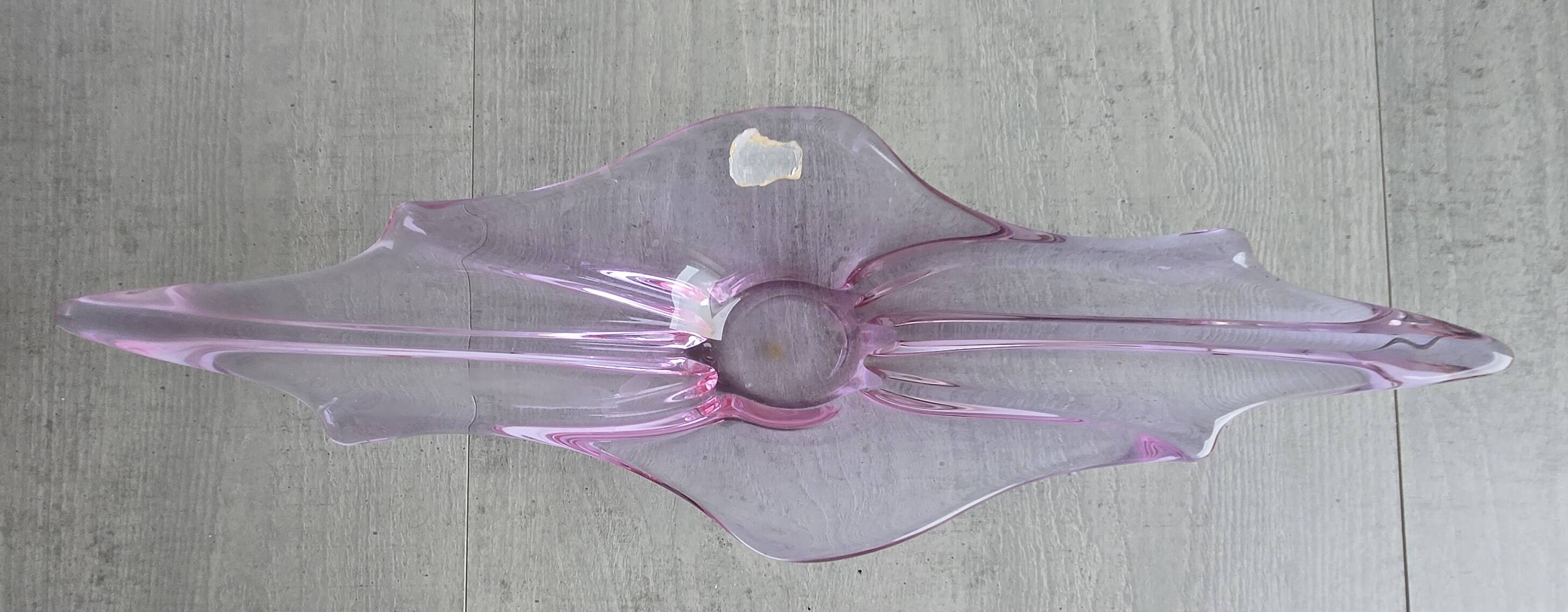 The centrepiece is a vintage creation in crystal from Val Saint Lambert.
