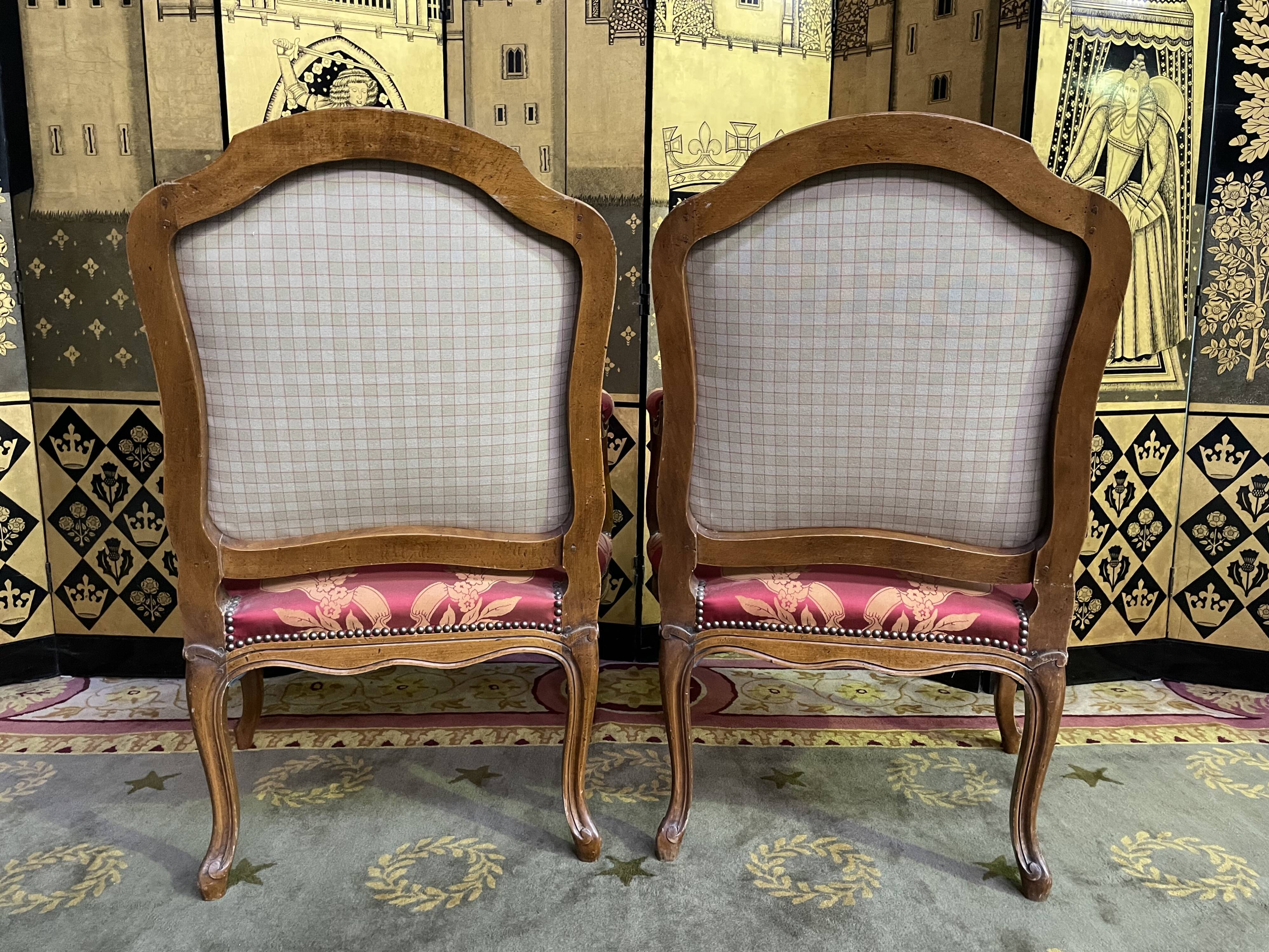 Paire de fauteuils cabriolets de style Louis XV