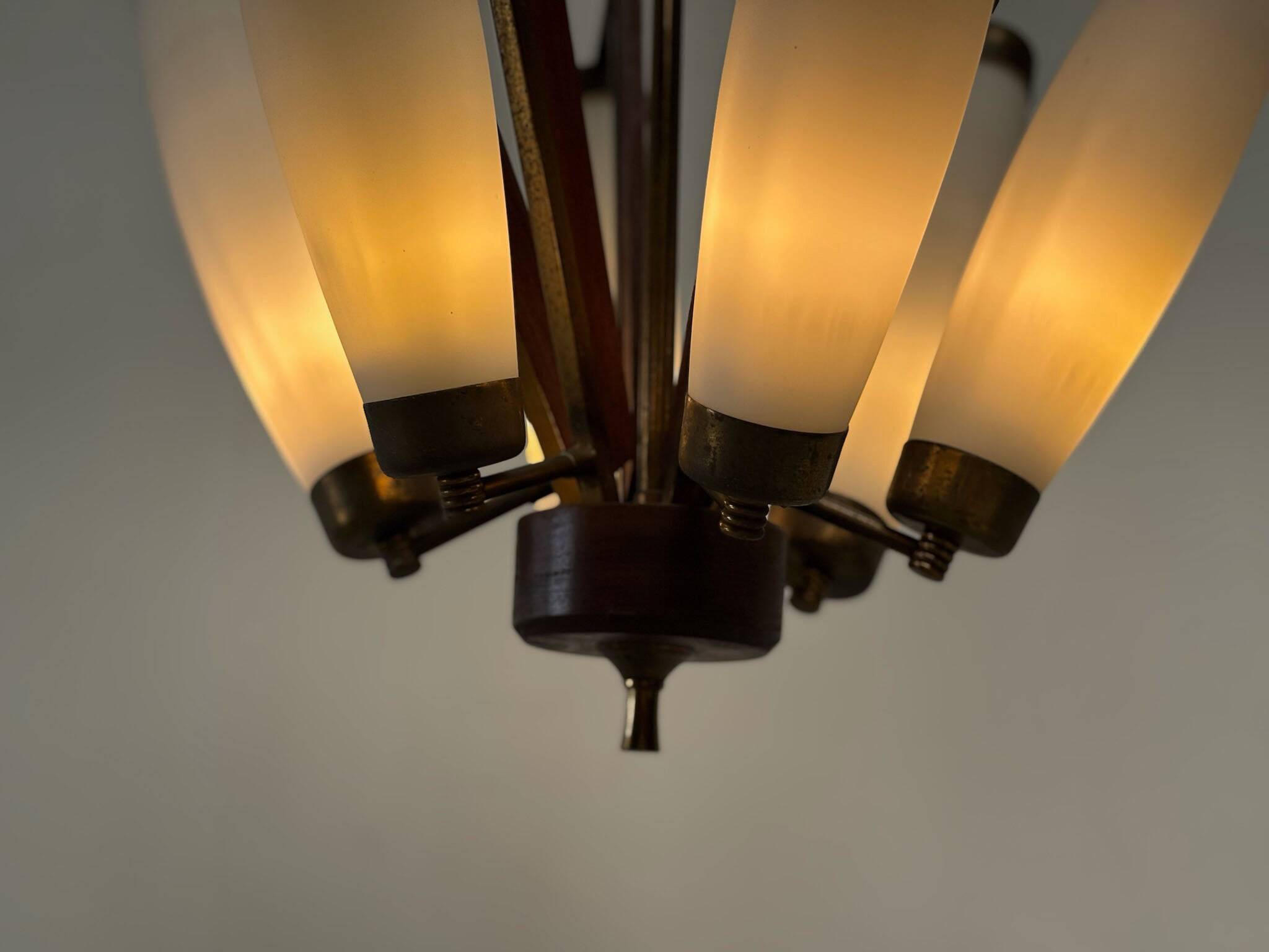 Lustre italien en teck et laiton