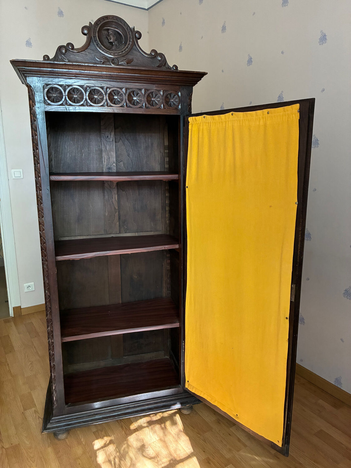 Old Breton bonnetière