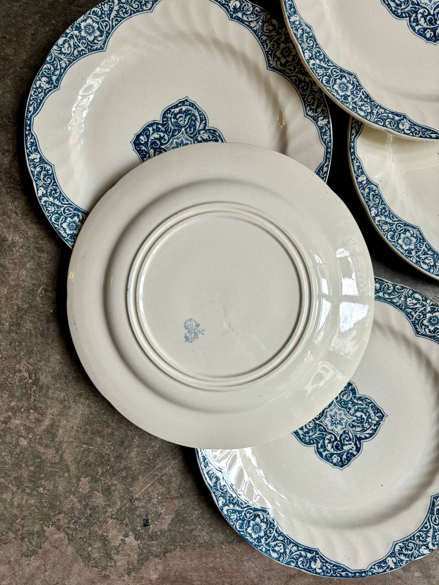 6 Gien flat plates in blue and ecru iron earth