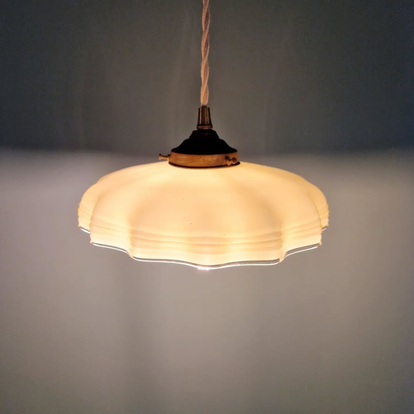 Art Deco suspension in yellow opaline with ouraline, 1920-30.