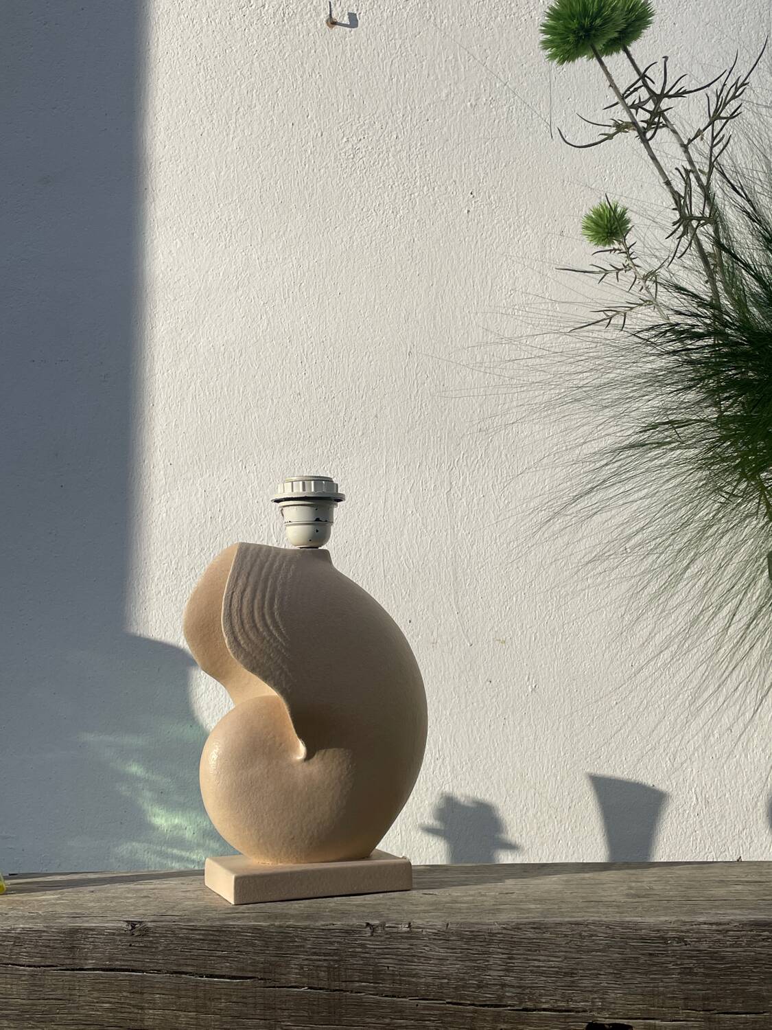 Vintage beige ceramic seashell lamp lol