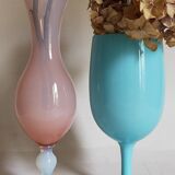 Vase à pied en opaline bleue vintage
