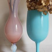 Vase à pied en opaline bleue vintage