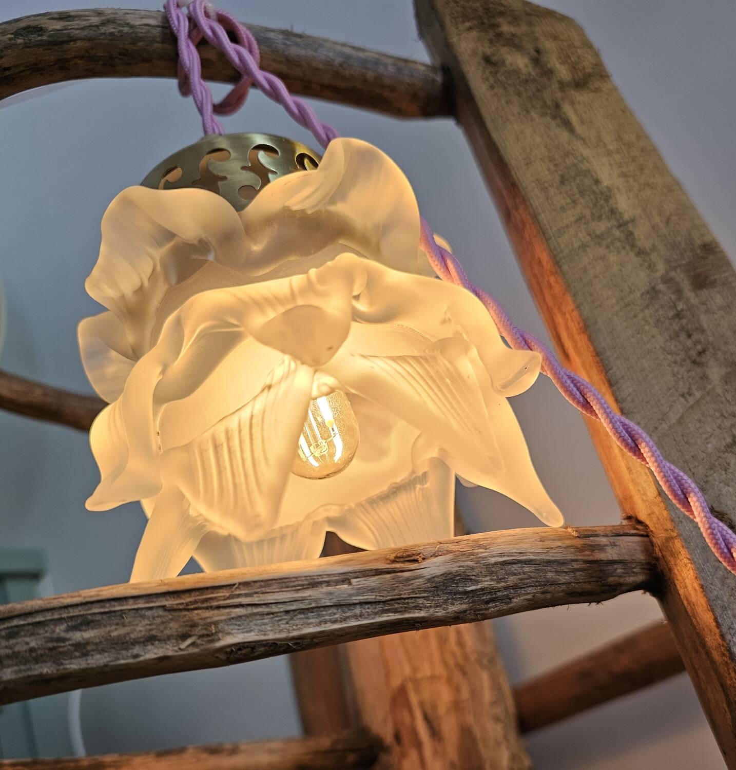 Glass paste flower suspension