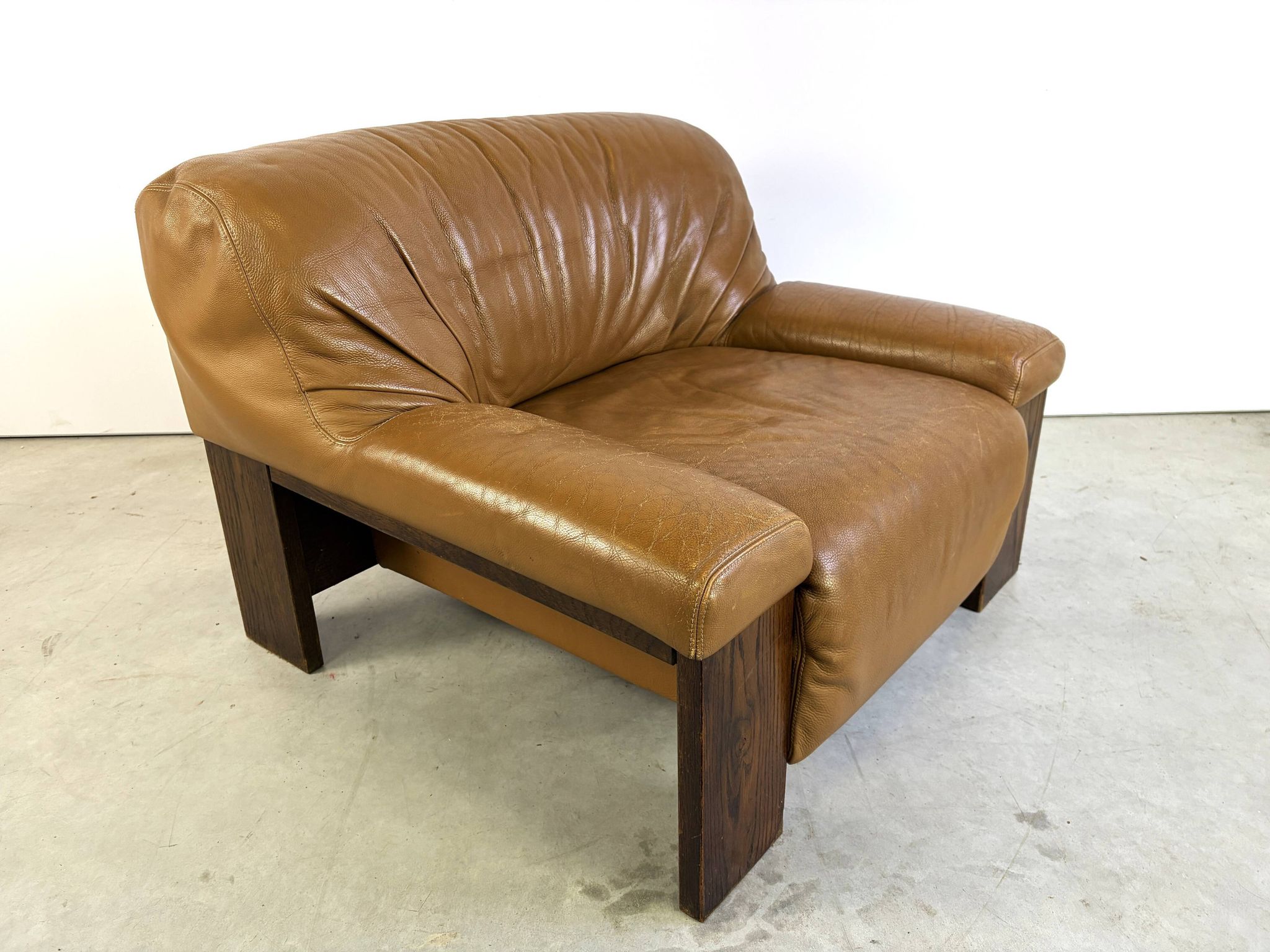 Fauteuil en cuir brutaliste, années 1960