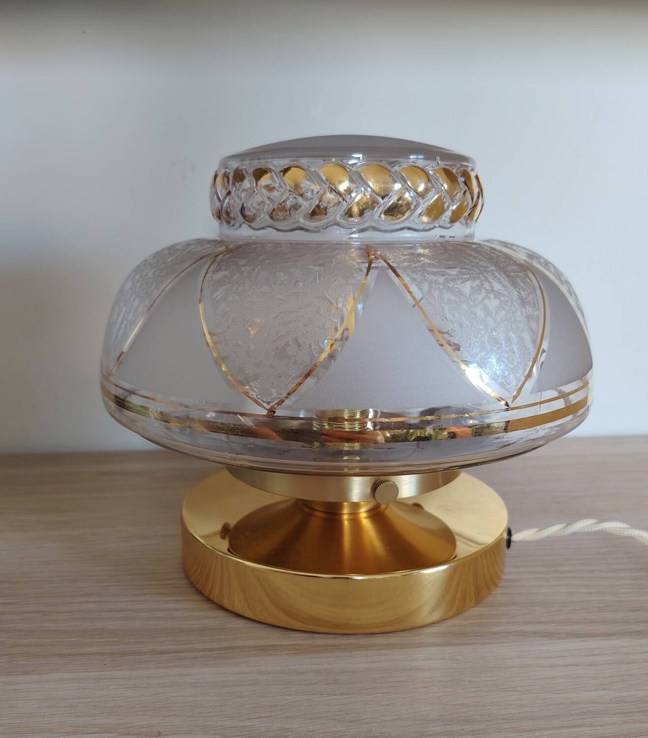 Globe lamp with light play