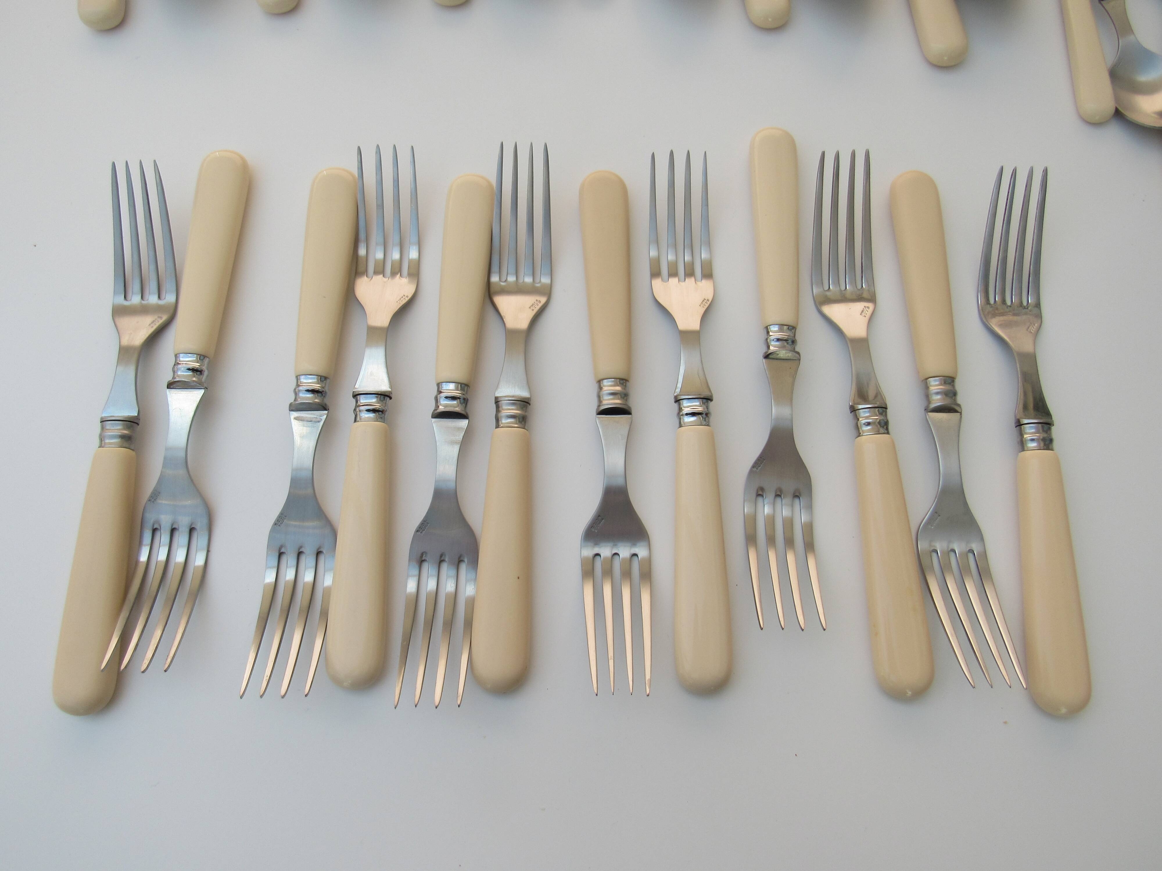 Set of 46 Cambridge ivory cutlery Scof France