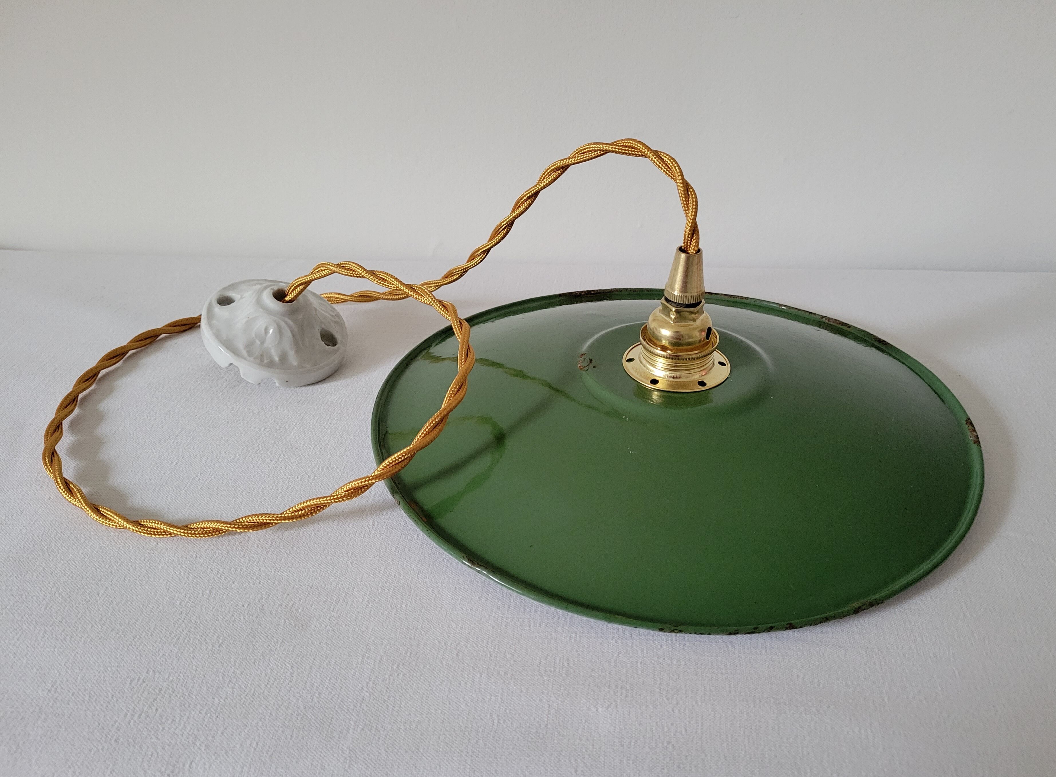 Enamelled sheet metal suspension