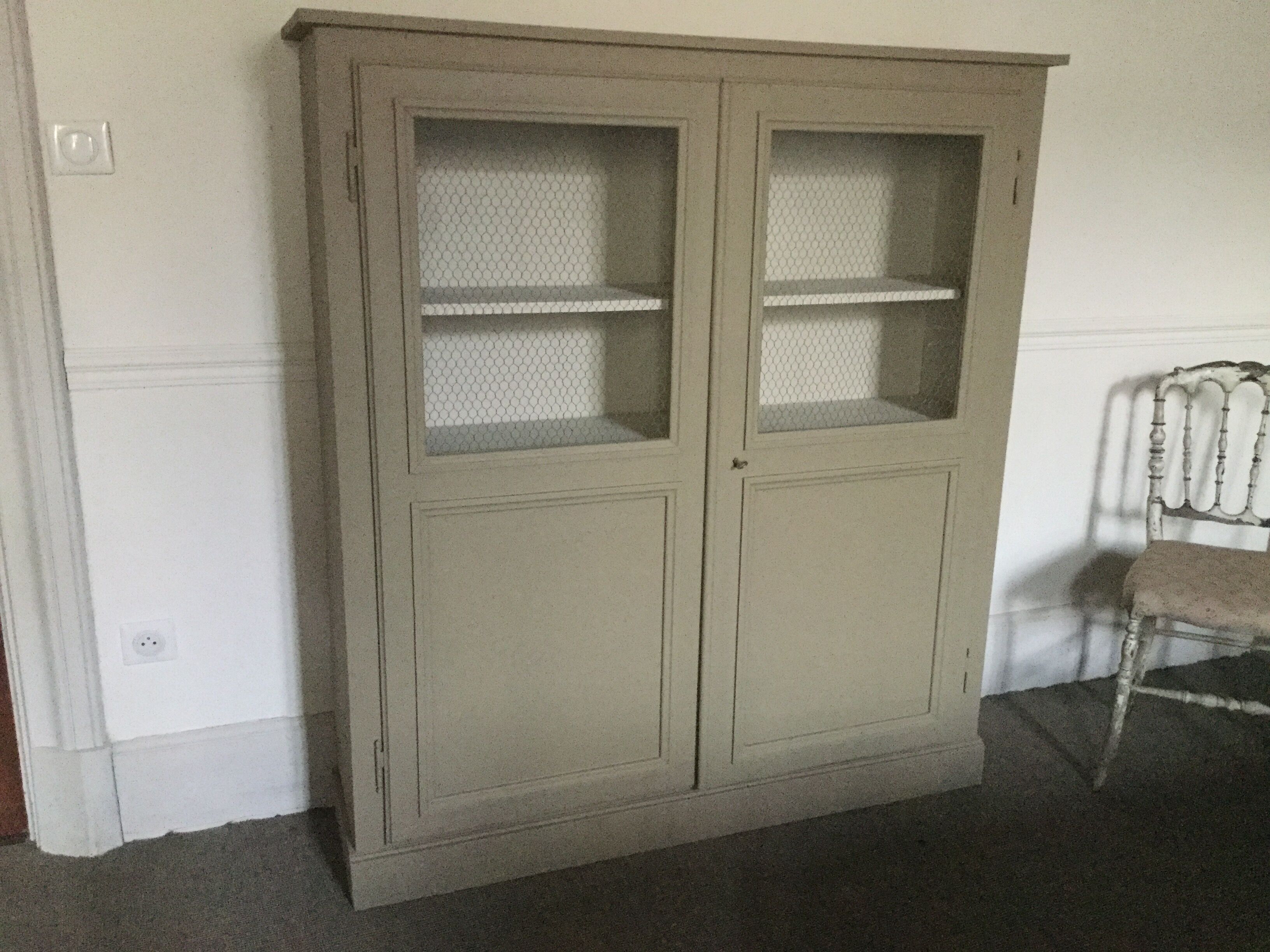 Armoire grillagée