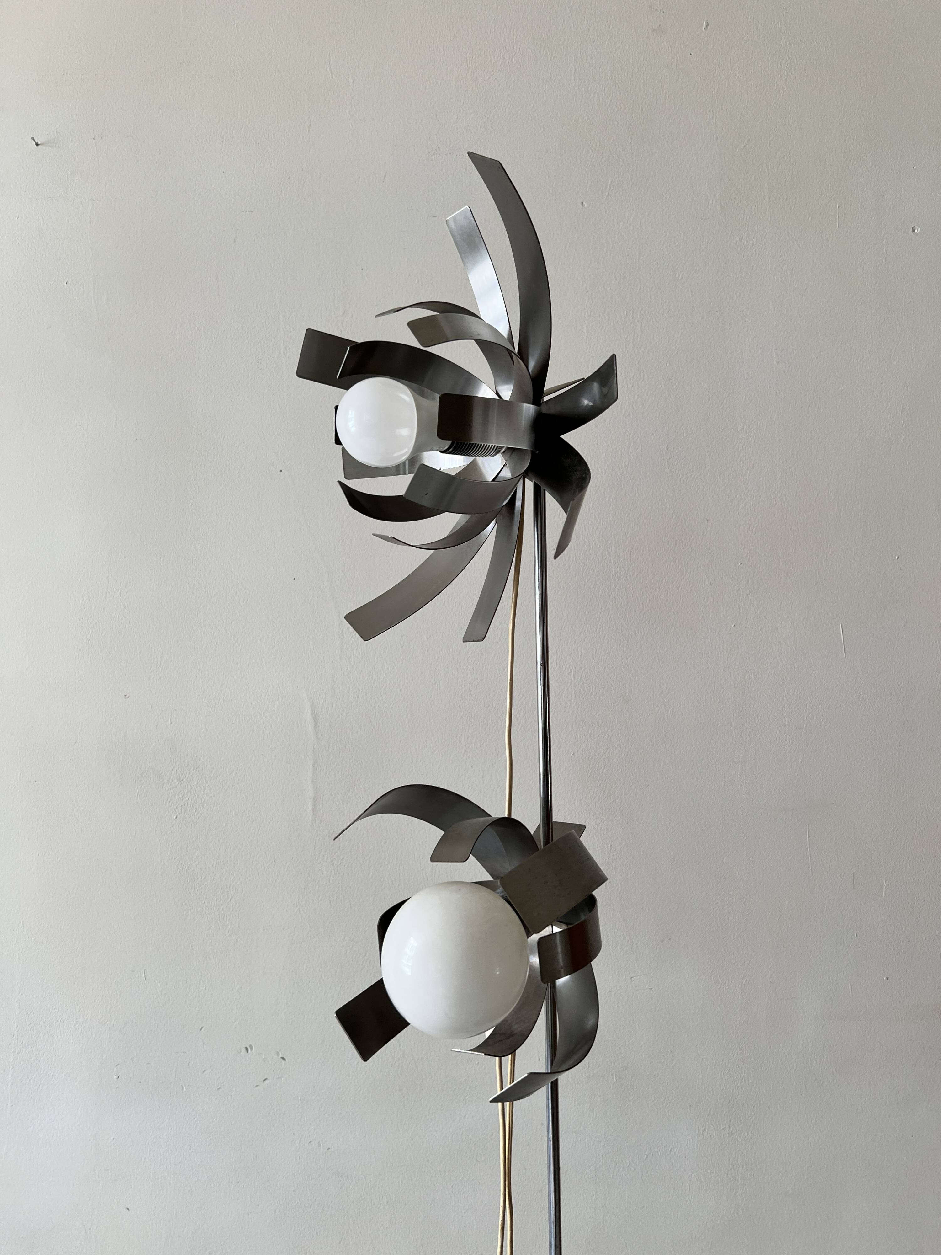 Jocelyn Troche (XXe siècle) Lampadaire fleur en acier chromé, design 1970