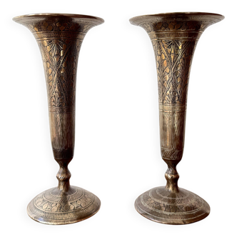 Paire de vases décoratifs en laiton