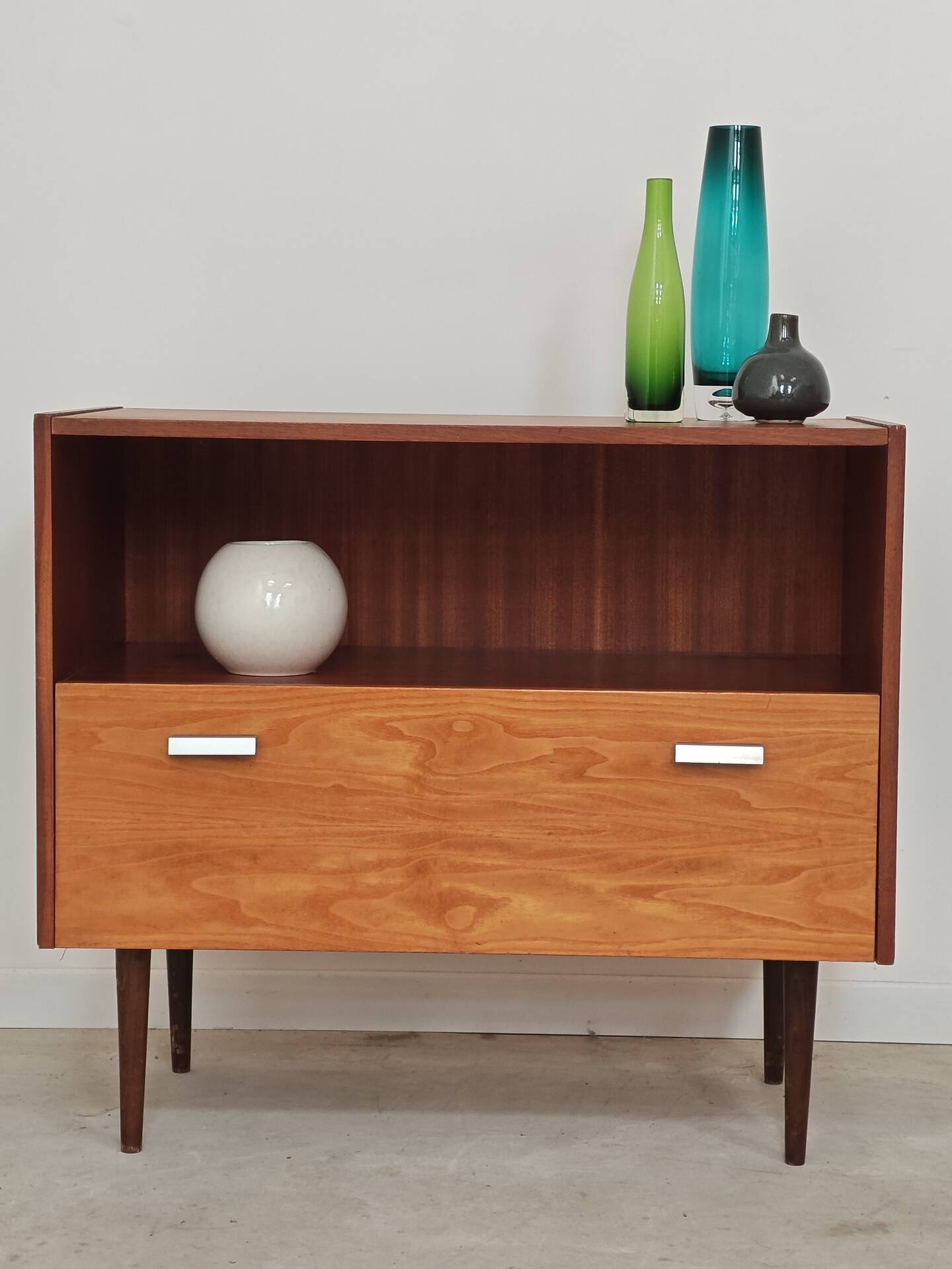Petit meuble d'appoint buffet en bois 1970