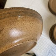 6 assiettes creuses en grès émaillé marron Longchamp, années 1970
