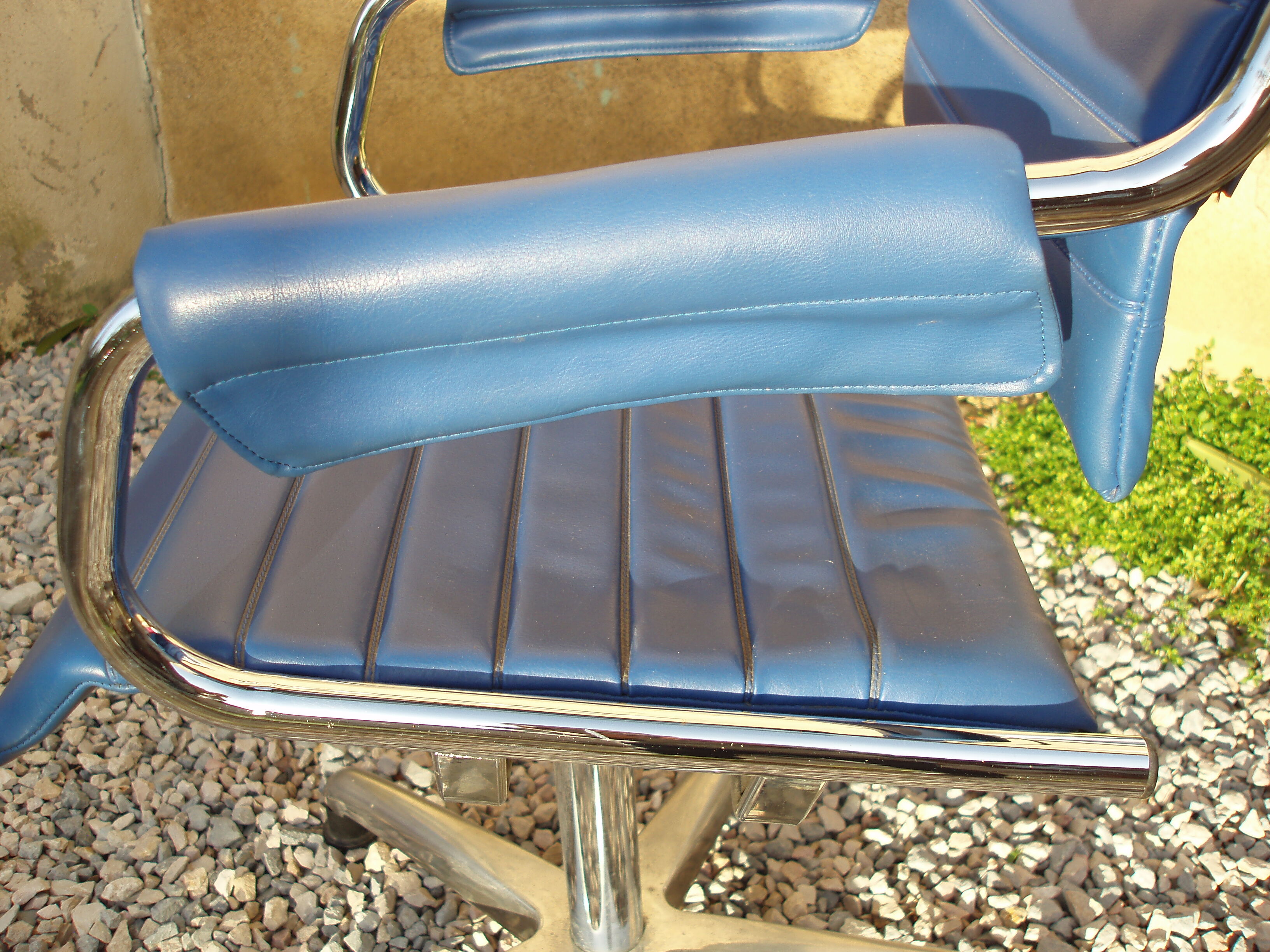 Blue office chair of the 70s swivelling