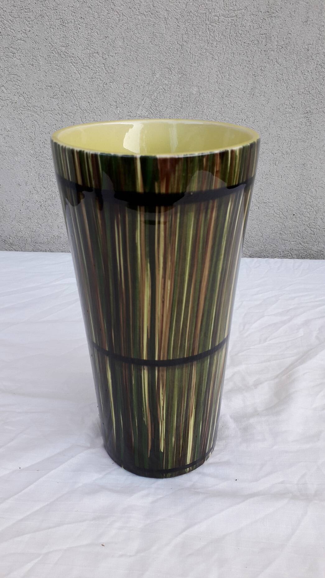 Saint Clément vase with striped patterns