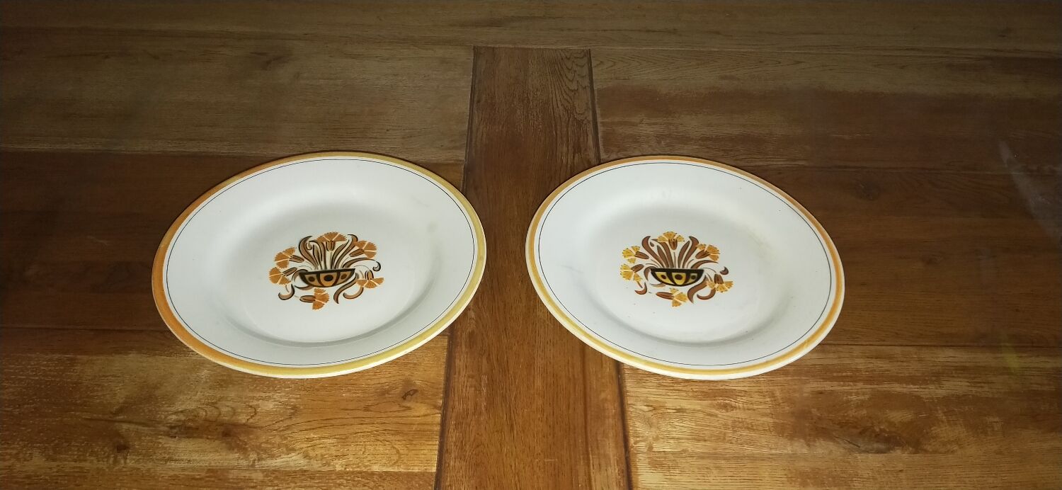 Set of two small presentation dishes on feet Oeillet Creil et Montereau