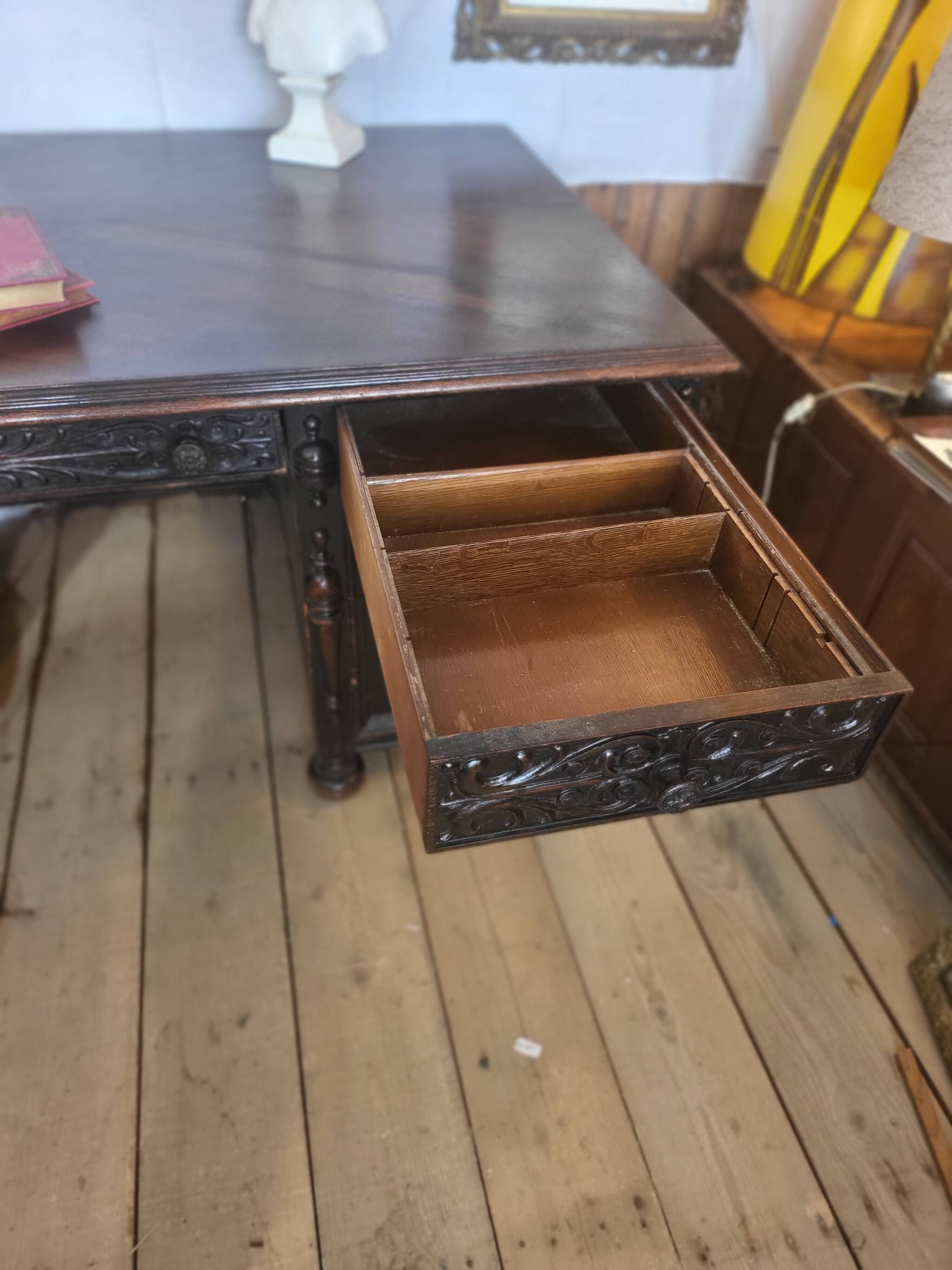 Grand Bureau Américain toutes faces Sculpté "Leopold Desk Co." – Circa 1920