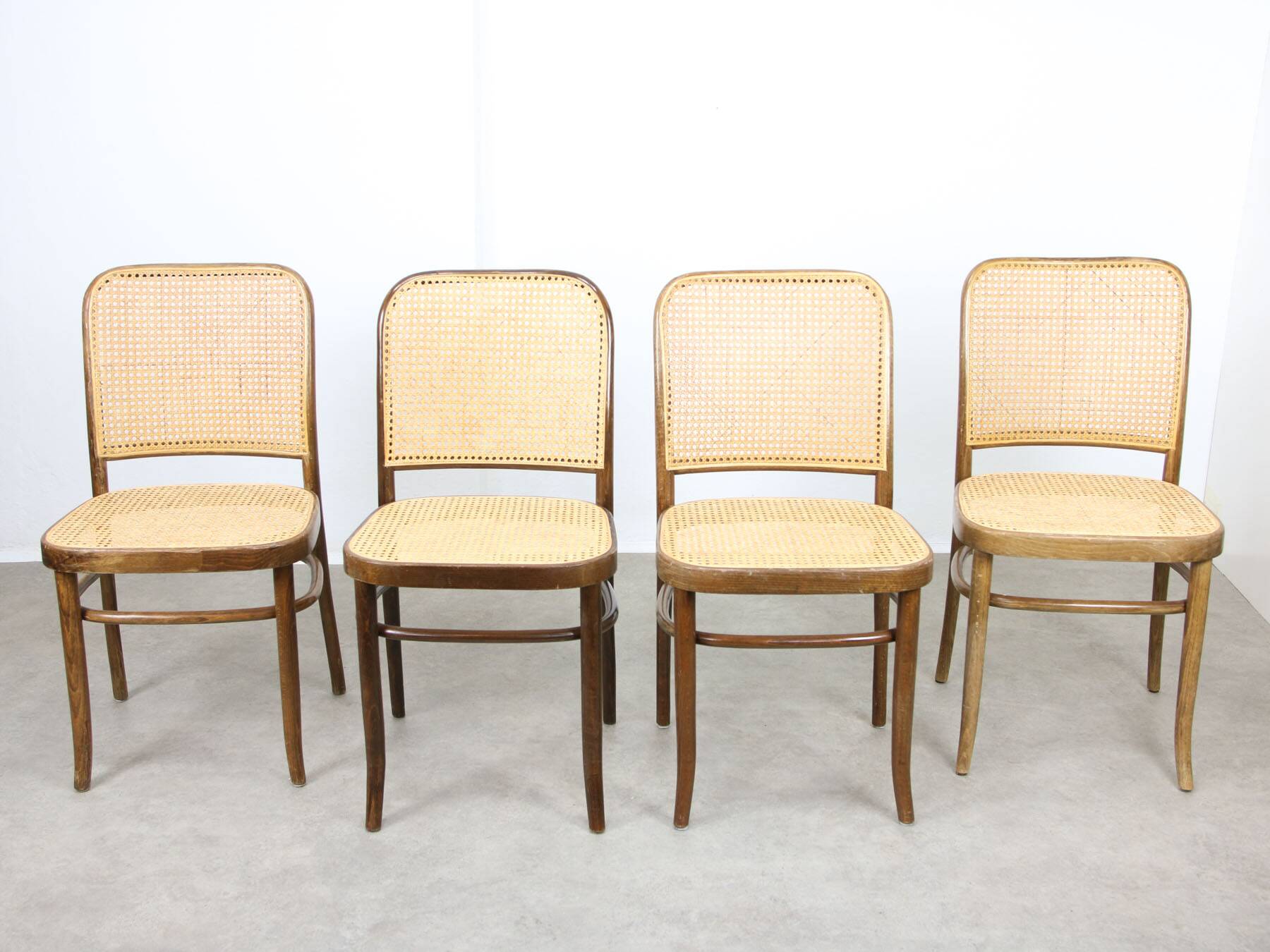 Chaises vintage n°811 en bois courbé, lot de 4