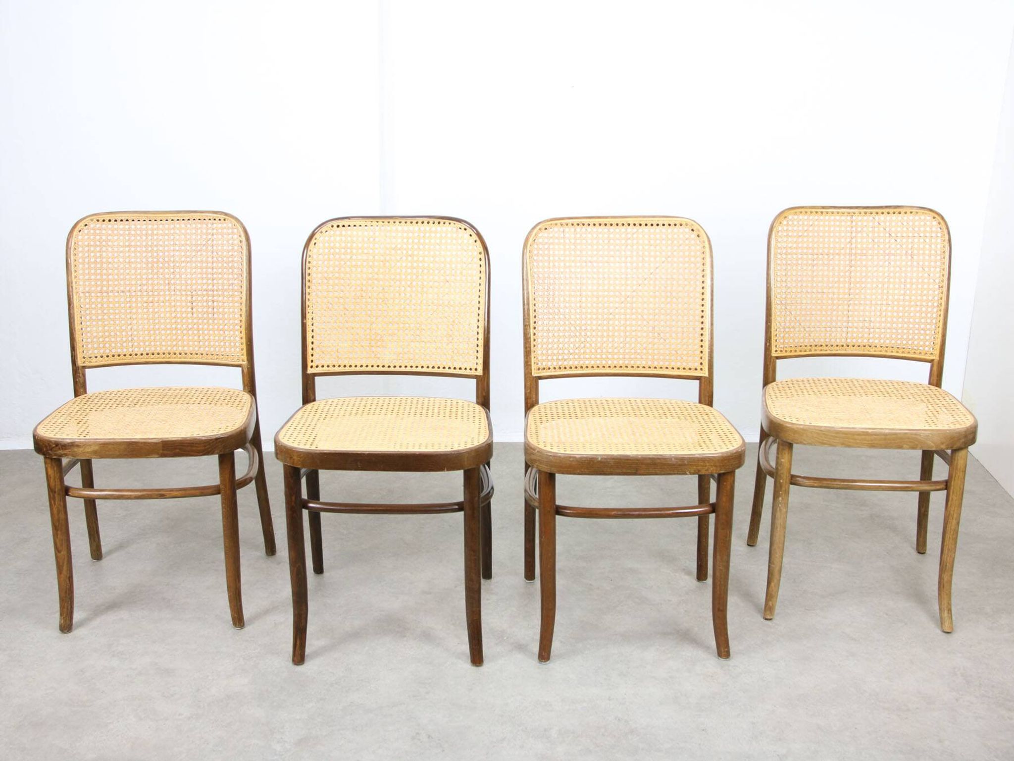 Chaises vintage n°811 en bois courbé, lot de 4