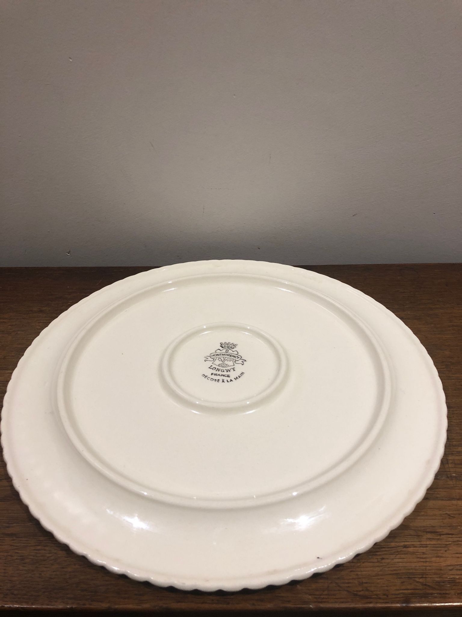 Plat en faïence de Longwy à décor de cerises
