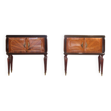 Ensemble de 2 tables de chevet / cabinets en noyer et laiton de style italien des années 50.