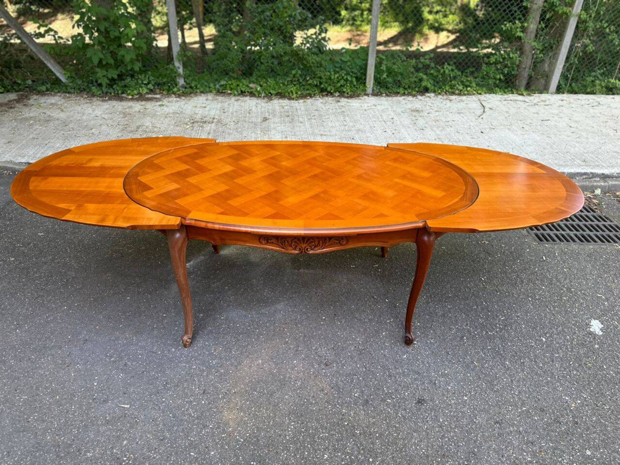 Table à manger Louis XV extensible ovale en bois massif marqueterie 270cm