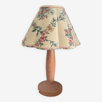 Lampe en bois rose à fleurs