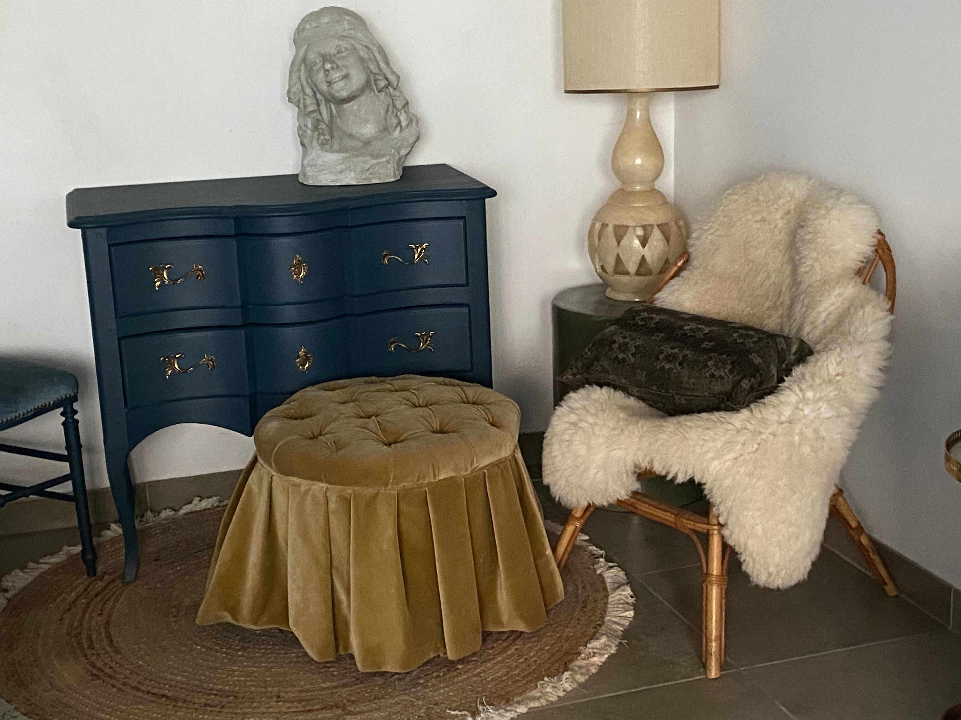 Round velvet pouf