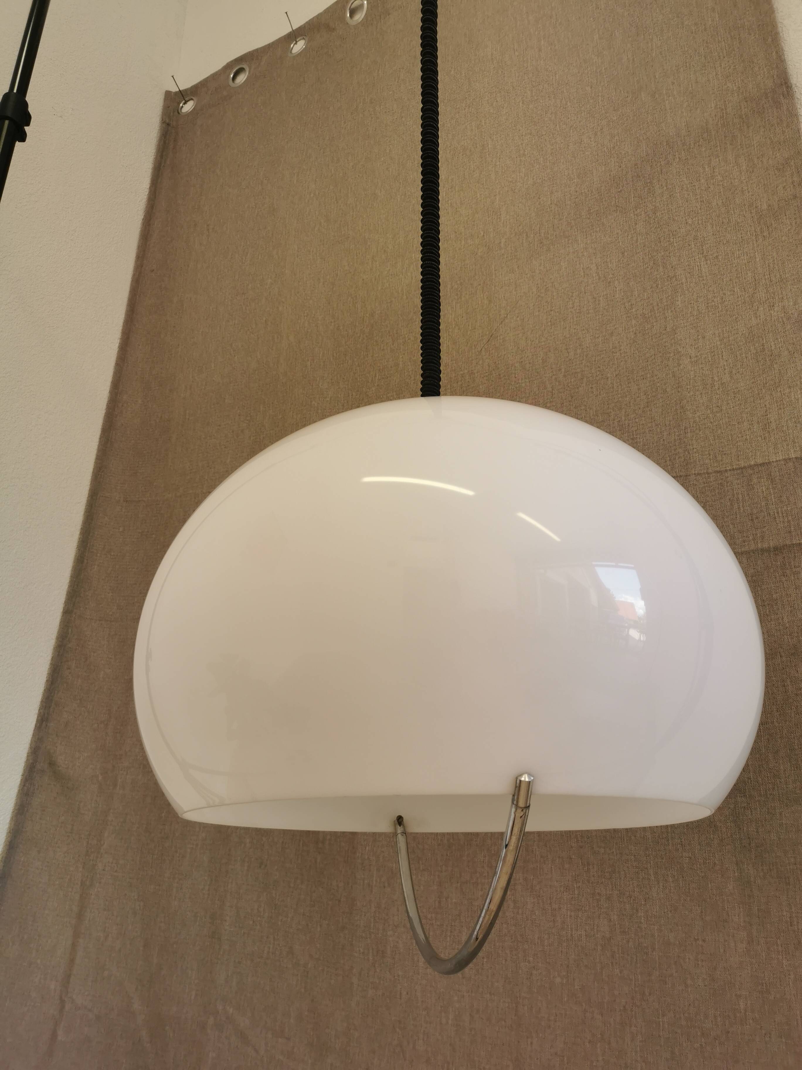 Suspension Meblo blanche vintage : luminaires italiens des années 1970, inspirés de l'ère spatiale.