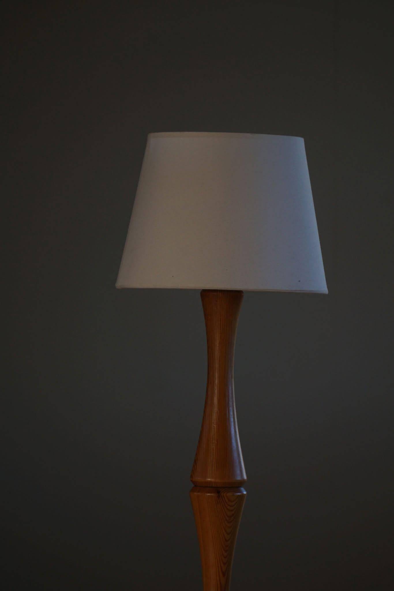 Modern sculptural Scandinavian floor lamp in solid pine, 1970s.