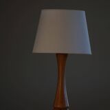 Modern sculptural Scandinavian floor lamp in solid pine, 1970s.