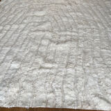 Tapis berbère beni ouarain blanc a motifs en reliefs abstrait