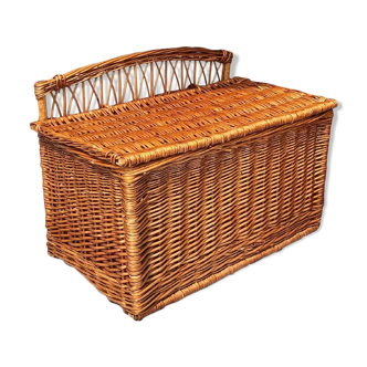 Small bench/trunk in vintage wicker